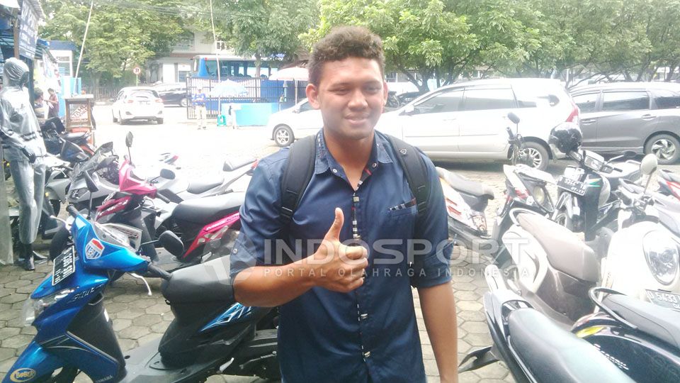 Kiper Muhammad Ridwan saat datang pertama kali ke mess Persib Bandung, Selasa (01/03/16). Copyright: &copy; Ginanjar/INDOSPORT